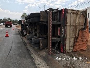 foto de Flagrante – Carreta sai da pista, cai em canaleta e tomba no Contorno Sul em Maringá