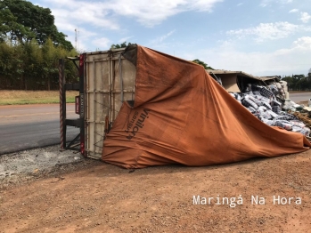 foto de Flagrante – Carreta sai da pista, cai em canaleta e tomba no Contorno Sul em Maringá