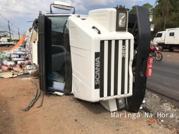 foto de Flagrante – Carreta sai da pista, cai em canaleta e tomba no Contorno Sul em Maringá