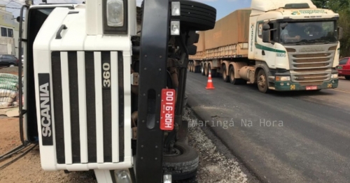 Flagrante – Carreta sai da pista, cai em canaleta e tomba no Contorno Sul em Maringá