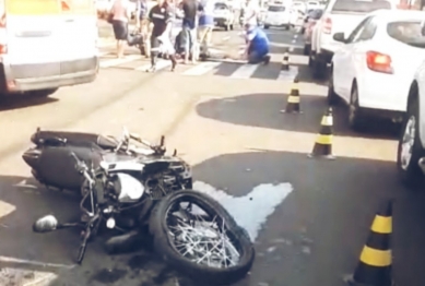 foto de Câmera registra motociclista sendo arremessado em acidente com carro em Maringá; vídeo