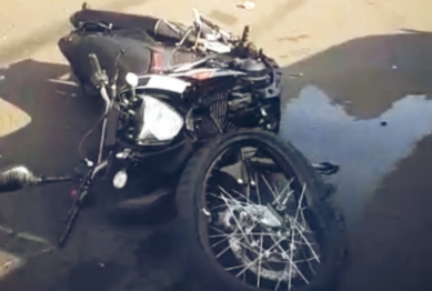 foto de Câmera registra motociclista sendo arremessado em acidente com carro em Maringá; vídeo