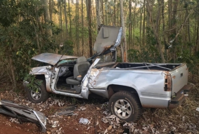 foto de Jovem fica gravemente ferido em capotamento de caminhonete 