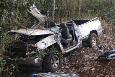 foto de Jovem fica gravemente ferido em capotamento de caminhonete 