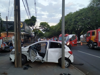 foto de Acidente entre dois carros deixa dez pessoas feridas em Maringá, uma delas em estado gravíssimo