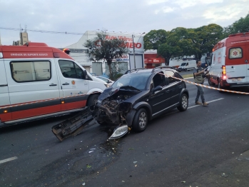 foto de Acidente entre dois carros deixa dez pessoas feridas em Maringá, uma delas em estado gravíssimo