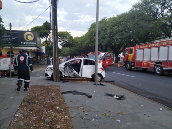 foto de Acidente entre dois carros deixa dez pessoas feridas em Maringá, uma delas em estado gravíssimo