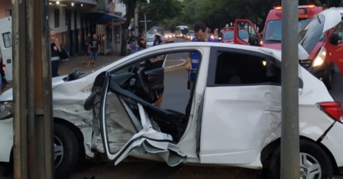 Acidente entre dois carros deixa dez pessoas feridas em Maringá, uma delas em estado gravíssimo