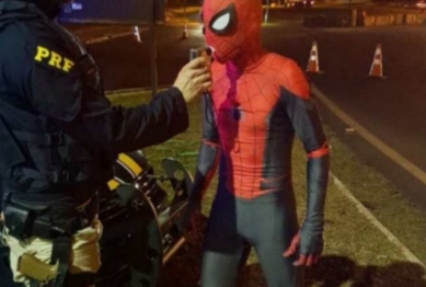 foto de Homem-aranha passa no teste do bafômetro no Paraná