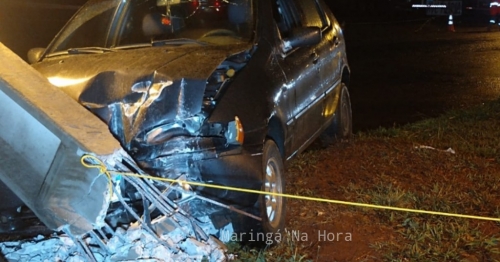 Motorista fica ferido após perder o controle da direção de carro e bater contra poste em Paiçandu