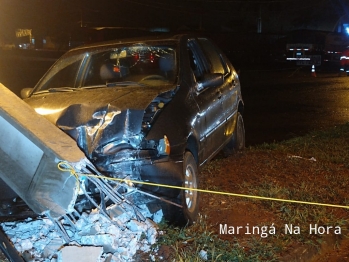 foto de Motorista fica ferido após perder o controle da direção de carro e bater contra poste em Paiçandu