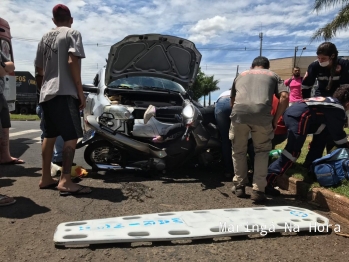 foto de Mulher fica com pé preso em ferragens após acidente entre moto e carro, em Maringá