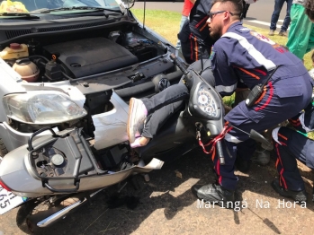 foto de Mulher fica com pé preso em ferragens após acidente entre moto e carro, em Maringá