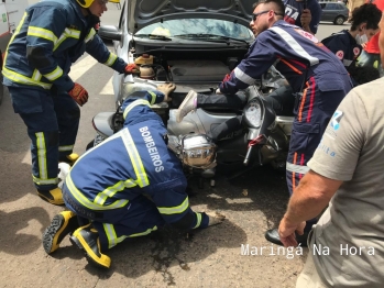 foto de Mulher fica com pé preso em ferragens após acidente entre moto e carro, em Maringá