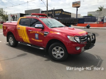 foto de Mulher fica com pé preso em ferragens após acidente entre moto e carro, em Maringá