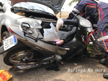 foto de Mulher fica com pé preso em ferragens após acidente entre moto e carro, em Maringá