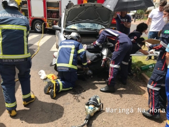 foto de Mulher fica com pé preso em ferragens após acidente entre moto e carro, em Maringá