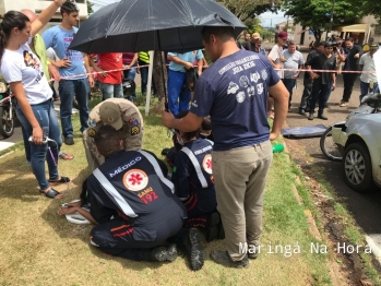 foto de Mulher fica com pé preso em ferragens após acidente entre moto e carro, em Maringá