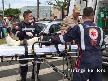 foto de Mulher fica com pé preso em ferragens após acidente entre moto e carro, em Maringá