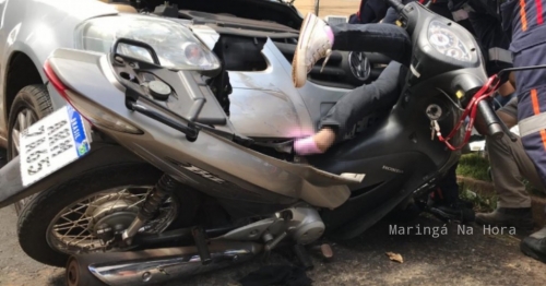 Mulher fica com pé preso em ferragens após acidente entre moto e carro, em Maringá