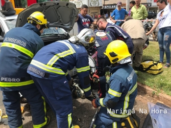 foto de Vídeo mostra momento em que mulher fica com pé preso em ferragens após acidente entre moto e carro, em Maringá