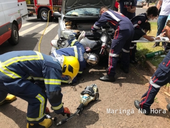 foto de Vídeo mostra momento em que mulher fica com pé preso em ferragens após acidente entre moto e carro, em Maringá