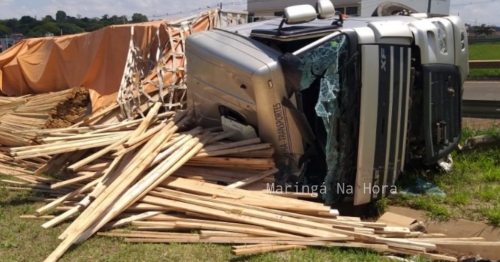 Carreta carregada com madeiras tomba no Contorno Norte de Maringá 