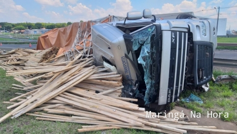 foto de Carreta carregada com madeiras tomba no Contorno Norte de Maringá 