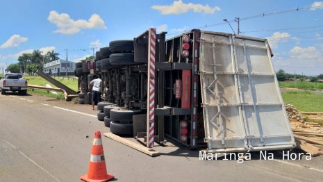 foto de Carreta carregada com madeiras tomba no Contorno Norte de Maringá 