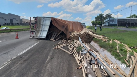 foto de Carreta carregada com madeiras tomba no Contorno Norte de Maringá 