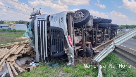 foto de Carreta carregada com madeiras tomba no Contorno Norte de Maringá 