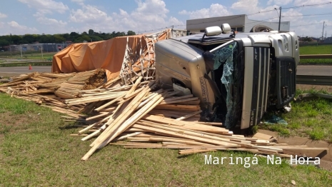 foto de Carreta carregada com madeiras tomba no Contorno Norte de Maringá 