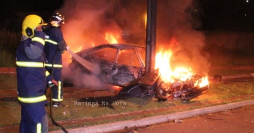 Maringá - Ao bater em poste motorista ateia fogo em carro