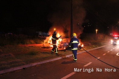 foto de Maringá - Ao bater em poste motorista ateia fogo em carro