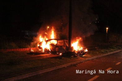 foto de Maringá - Ao bater em poste motorista ateia fogo em carro