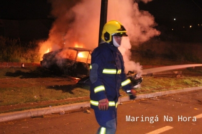 foto de Maringá - Ao bater em poste motorista ateia fogo em carro