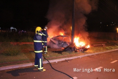 foto de Maringá - Ao bater em poste motorista ateia fogo em carro