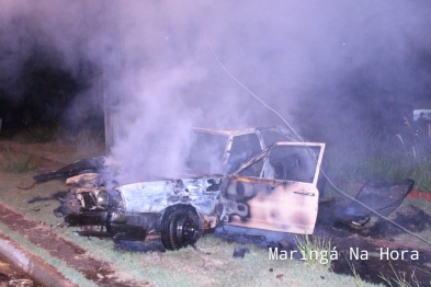 foto de Maringá - Ao bater em poste motorista ateia fogo em carro