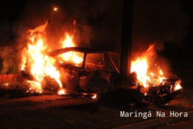 foto de Maringá - Ao bater em poste motorista ateia fogo em carro