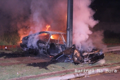 foto de Maringá - Ao bater em poste motorista ateia fogo em carro