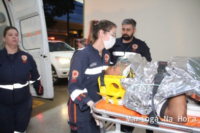 foto de Motorista bate carro e derruba 6 postes de uma só vez em Maringá