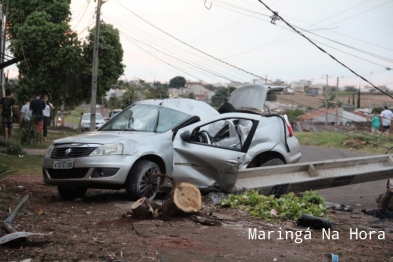 foto de Motorista bate carro e derruba 6 postes de uma só vez em Maringá