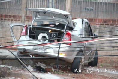 foto de Motorista bate carro e derruba 6 postes de uma só vez em Maringá