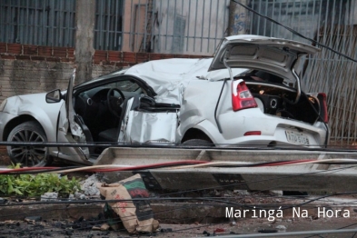 foto de Motorista bate carro e derruba 6 postes de uma só vez em Maringá