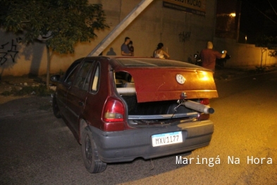 foto de Após derrubar poste condutor abandona carro em Maringá