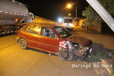 foto de Após derrubar poste condutor abandona carro em Maringá