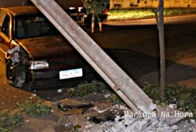 foto de Após derrubar poste condutor abandona carro em Maringá