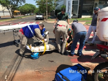 foto de Motociclista bate em placa de sinalização após acidente em Maringá 