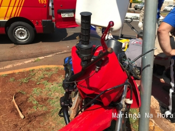 foto de Motociclista bate em placa de sinalização após acidente em Maringá 