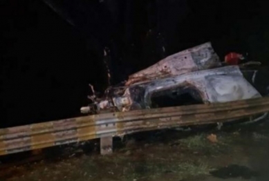 foto de Dois jovens morrem carbonizadas em acidente com BMW na BR-277, em Guaraniaçu